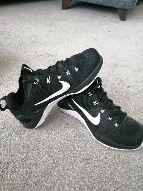 black crossfit trainers